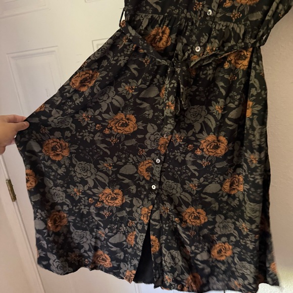 Disturbia black rose floral short sleeve viscose button up belted midi dress - Picture 4 of 9